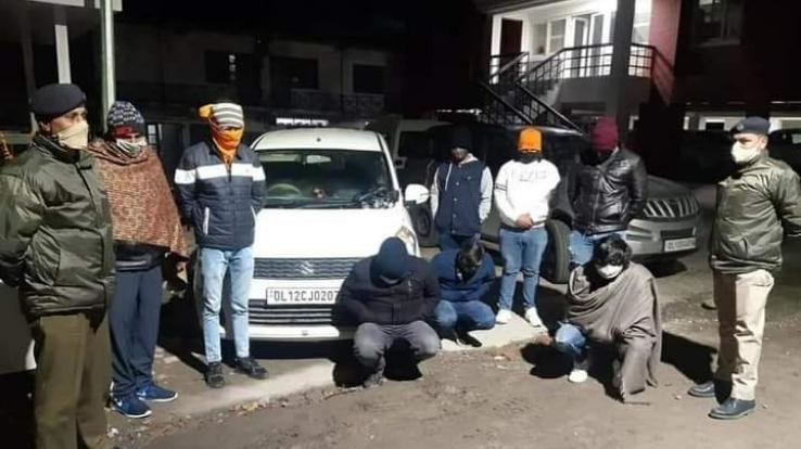 हुड़दंग मचा रहे थे युवक, पुलिस ने किया गिरफ्तार