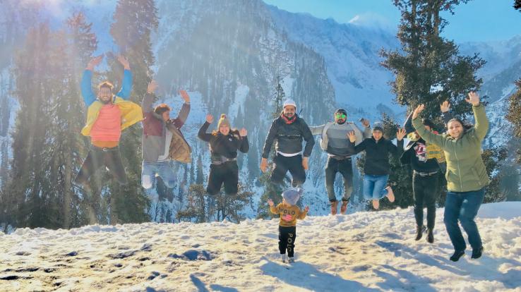 first-snowfall-of-season-in-himachal-pradesh-boon-to-tourism