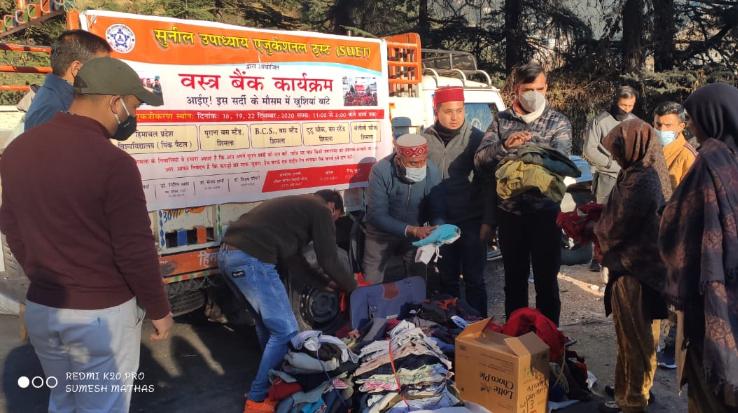 On-New-Year-Sunil-Upadhyay-Educational-Trust-and-ABVP-Shimla-distributed-blankets-and-clothes-to-the-needy-people