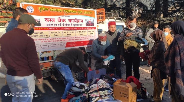 On-New-Year-Sunil-Upadhyay-Educational-Trust-and-ABVP-Shimla-distributed-blankets-and-clothes-to-the-needy-people