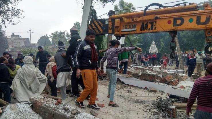 Tragic-accident-in-Ghaziabad-a-dozen-people-buried-in-debris-due-to-falling-of-the-crematorium
