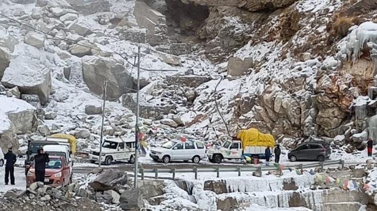 Hundreds-of-people-left-stranded-after-a-major-landslide-in-Kinnaur 