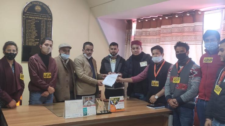 ABVP-submitted-memorandum-to-library-in-charge-shimla