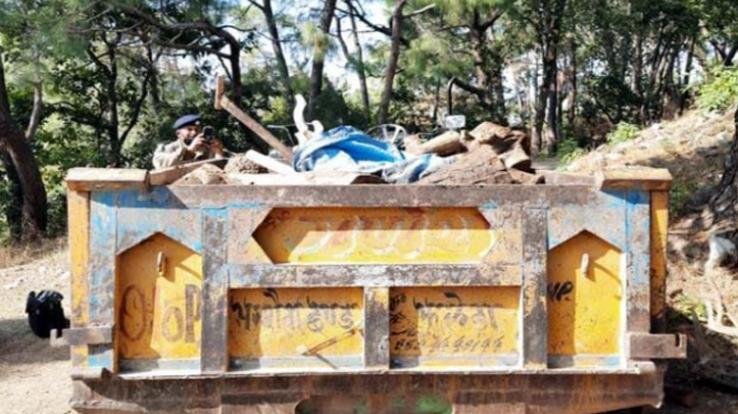 Tractor-full-of-well-wood-was-found-from-the-forest