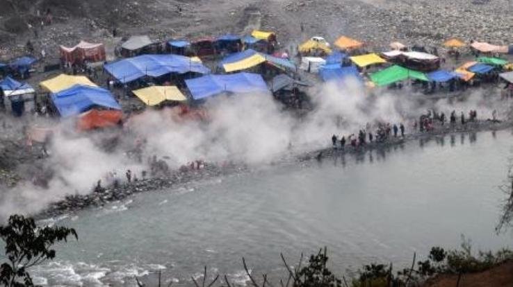 devotees-took-holy-bath-in-tattapani himachal-pradesh