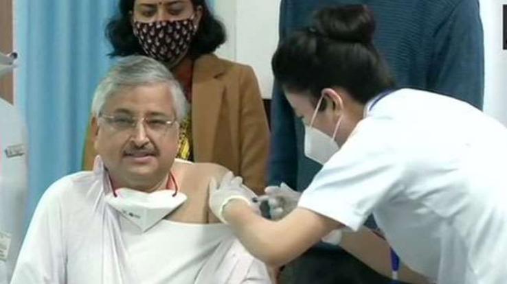 national-aiims-director-dr-randeep-guleria-receives-corona-vaccine 