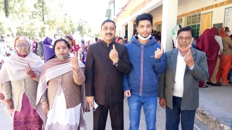 BJP state president Suresh Kashyap also cast vote with family
