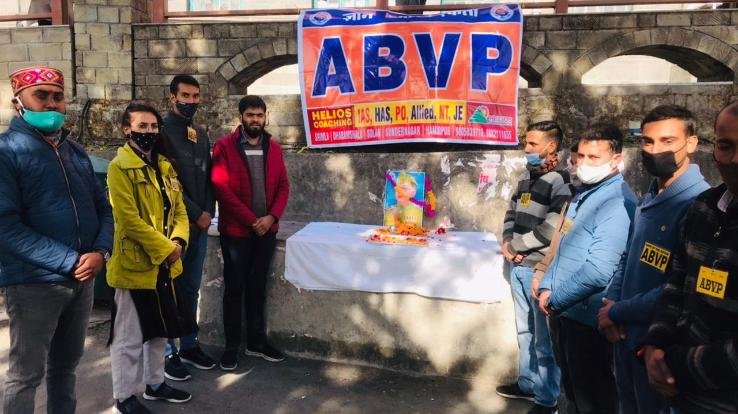 ABVP ने नेता जी सुभाष चंद्र बोस की जयंती पर उन्हें पुष्प किए अर्पित