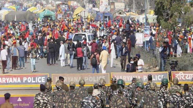 Farmers-broke-barricades-at-Singhu-and-Tikari-border-police