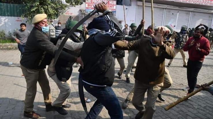farmers-protest-singhu-border-lathicharge-by-police-2-police-officer-injured