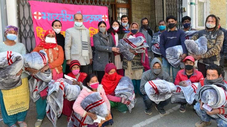 dr-sadhana-distributed-blankets-to-labourers