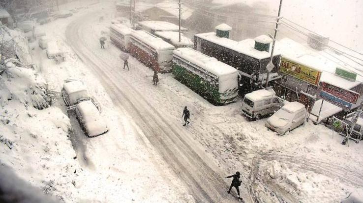 snowfall halts traffiC buses hanging in snow