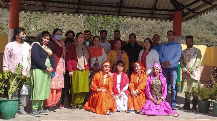 Artists gave information about Jan Manch and Chief Minister's Service Resolution Helpline 1100