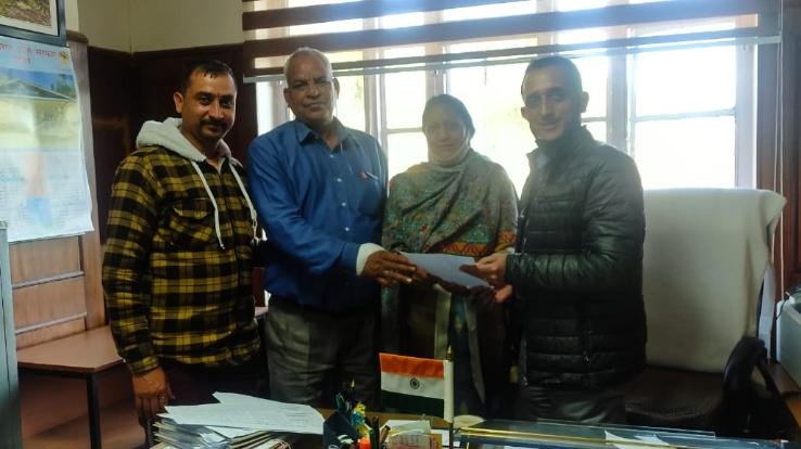 ग्राम पंचायत धुन्दन की प्रधान के समक्ष लोगो ने रखी,पंचायत से जुड़ी कुछ समस्याएं 