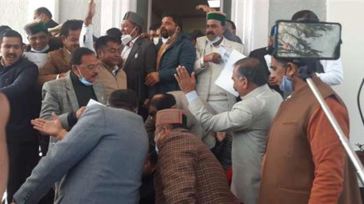 कांग्रेस के पांच विधायक पूरे सत्र के लिए निलंबित