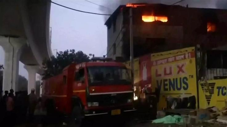 Fierce fire in factory in Pratap Nagar, Delhi