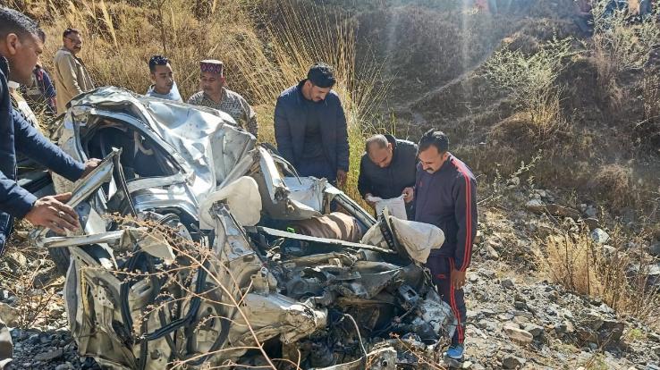 Painful road accident occurred in district mandi, car fell into a ditch