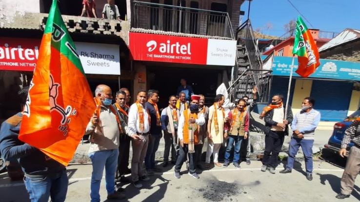  भराड़ीघाट में  भाजपा अर्की मंडल ने मुकेश अग्निहोत्री का पुतला फूंका