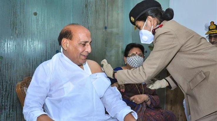 Defense Minister Rajnath Singh took the first dose of Corona vaccine