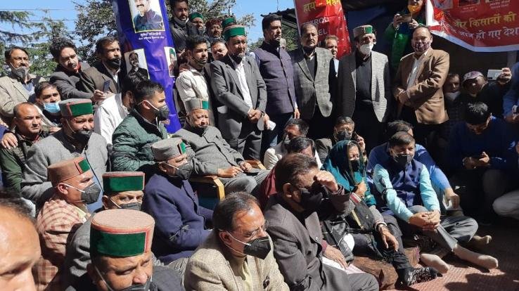 Former Chief Minister Virbhadra Singh sitting on silence outside the House