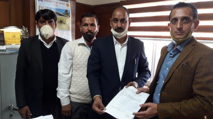 Delegation of village panchayat Surajpur handed over demand letter to water power department