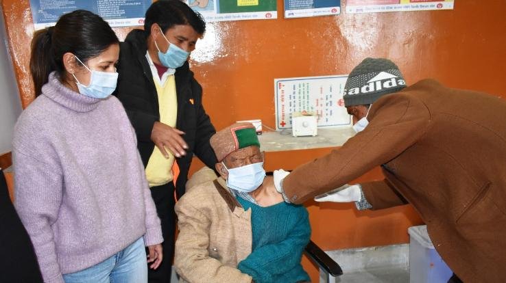 First voter Shyam Saran Negi gets Corona vaccine