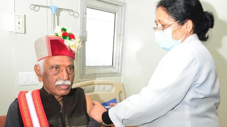 Shimla: Governor takes first dose of Corona vaccine