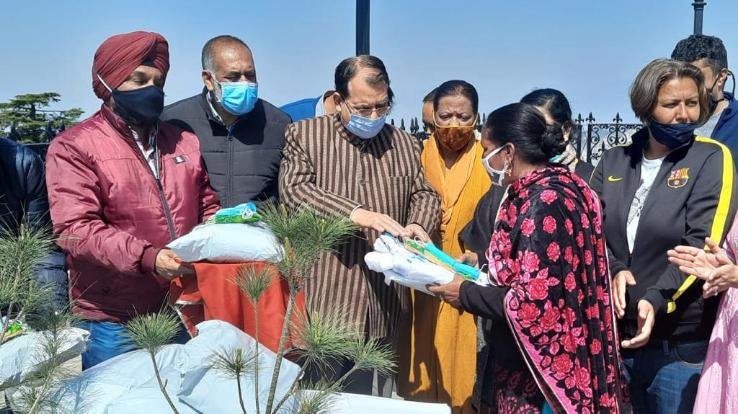 Shimla: Urban Development Minister Suresh Bhardwaj distributed corona safety kit