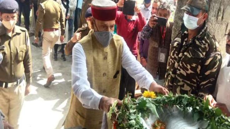 The mortal remains of MP Ram Swaroop Sharma reached Jalpahar, his native place, a wave of mourning in Joginder Nagar