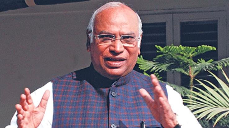 Mallikarjun Kharge targeted Prime Minister Modi, said - there are errors in the Insurance Amendment Bill 2021