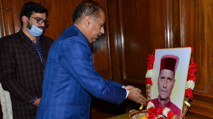 Chief Minister Jairam Thakur pays floral tribute to Ramswaroop Sharma