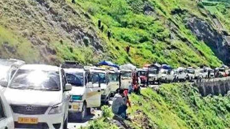 Kullu-Manali National Highway remained closed for hours due to landslide