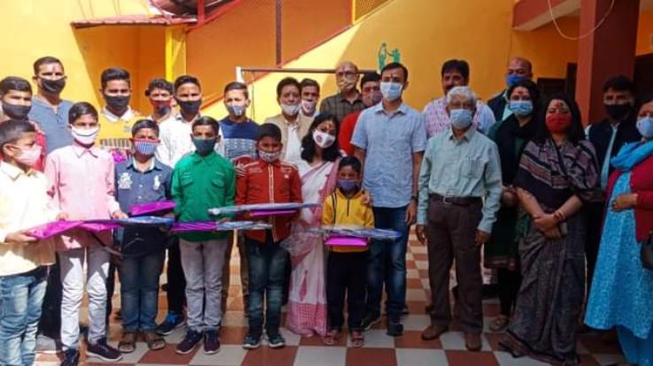 Hamirpur: Deputy Commissioner celebrated Holi with children of Bal Ashram