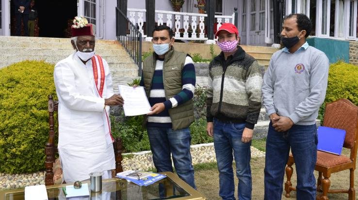 पुरानी पेंशन बहाली की मांग को लेकर राज्यपाल बंडारू दत्तात्रेय से मिला एनपीएस महासंघ