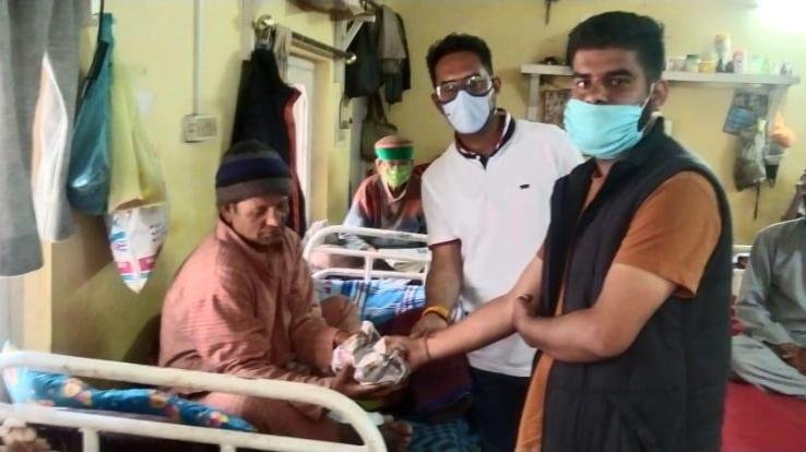 Distribution of fruits by Yuva Morcha Mandal Solan on the birthday of former Chief Minister Prem Kumar Dhumal