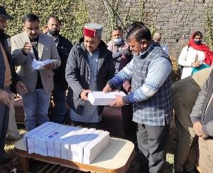 Solan: Dr. Solar power lights distributed by Saijal in Dharampur