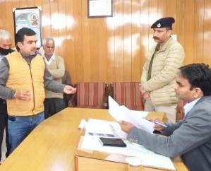 Hamirpur: Family members of the child who fell in the septic tank appealed to DC for justice. 123