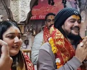Kangra: Singer Hansraj Raghuvanshi reached the court of mother Chintpurni with his wife.