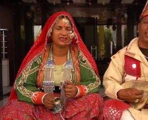 Ghurai_playing_two_musical_instruments_and_Ghurain_playing_Kansi_Himachal