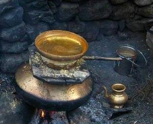 arakh_manima_kinnauru_culture_incomplete_without_desi_sura_himachal_pradesh