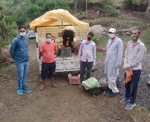 दाड़लाघाट :संक्रमितों और गांव के अन्य लोगों को घर द्वार पर ही आवशयक वस्तुएं करवाई जा रही उपलब्ध 