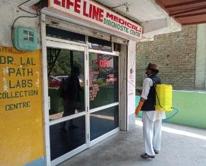 दाड़लाघाट : बढ़ते कोविड 19 संक्रमण  के चलते सार्वजनिक स्थलों को  किया गया सैनिटाइज