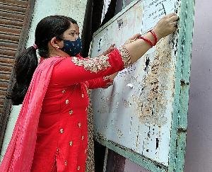 दाड़लाघाट : महिला मंडल ग्याणा द्वारा घर घर जाकर की जा रही सेनिटाइज़शन 