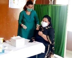कुनिहार : सिविल हॉस्पिटल में 94 युवाओ को लगाया गया कोविड वेक्सिनेशन टिका