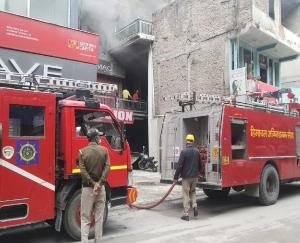 Fire in three-storey building in Kullu, loss of about one lakh