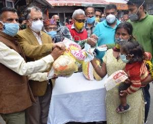 शिमला : शहरी विकास मंत्री सुरेश भारद्वाज ने बांटे राशन किट व मास्क