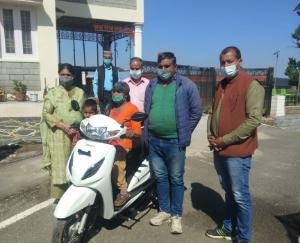 सिराज: तुंगाधार की अपंग महिला पवना कुमारी को मुख्यमंत्री जयराम ठाकुर की पत्नी ने स्कूटी की भेंट