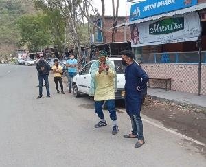 सोलन : कलाकारों ने नुक्कड़ नाटक के माध्यम से दिया कोविड-19 से बचाव का संदेश