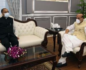 मुख्यमंत्री ने रक्षा मंत्री से राज्य की विभिन्न विकासात्मक परियोजनाओं के बारे में की चर्चा