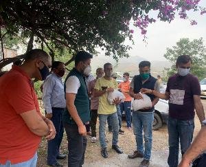 शिमला : सुनील उपाध्याय एजुकेशनल ट्रस्ट आया आगे जुब्बड़हट्टी टैक्सी यूनियन को वितरित की राशन सामग्री